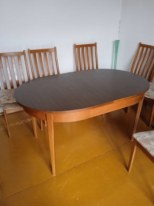 Duży stół rozkładany, solidny.