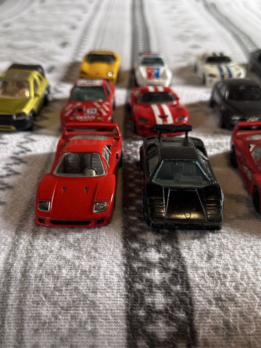 Lote de 13 miniaturas de variadas marcas de carros