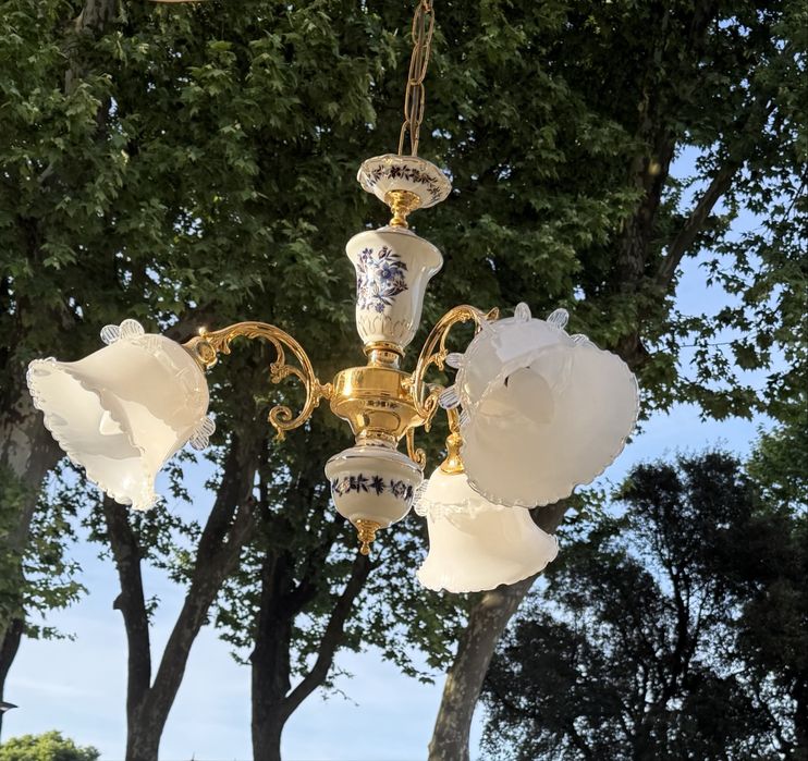 Candeeiro antigo vintage em latão e porcelana – 3 luzes