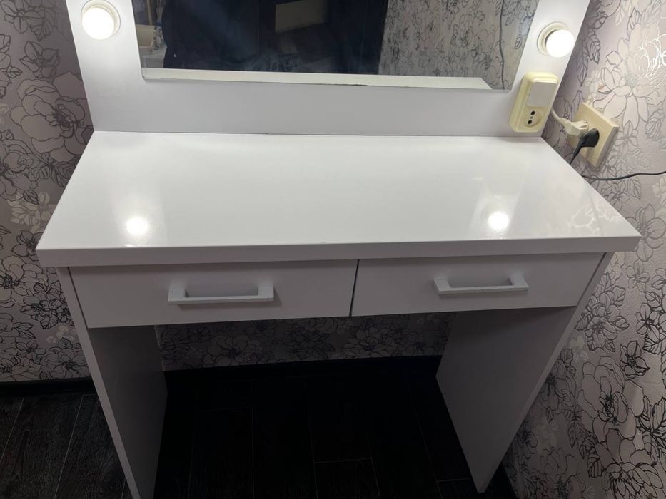 Туалетний столік/Макіяжний стоик