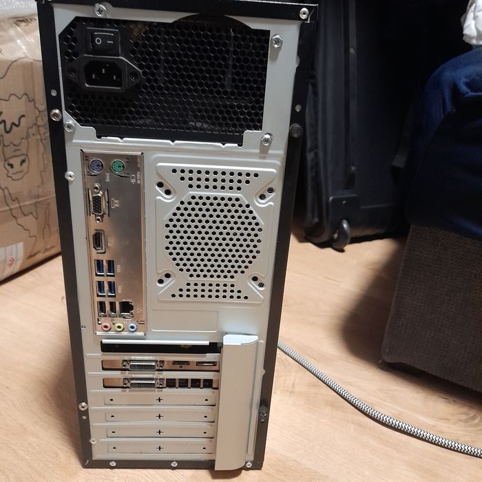 Computer z monitorem