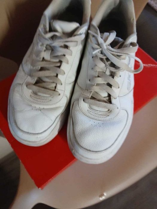 Кросівки весняні