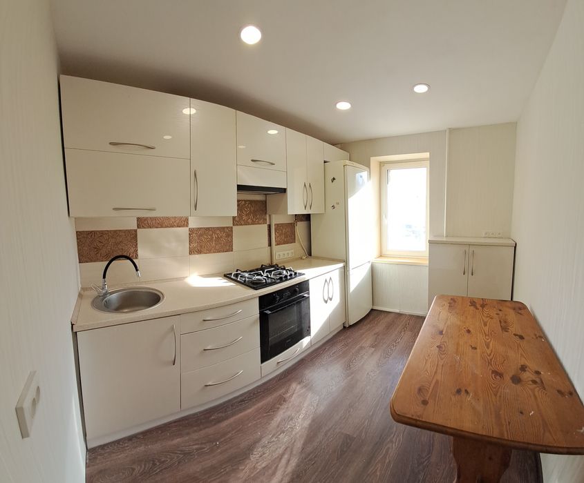 Продам двух комнатную кв. в г. Самар (Новомосковск).