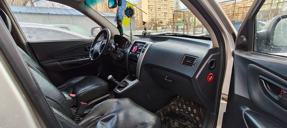 Hyundai Tucson 2 літра дизель механіка повний привід