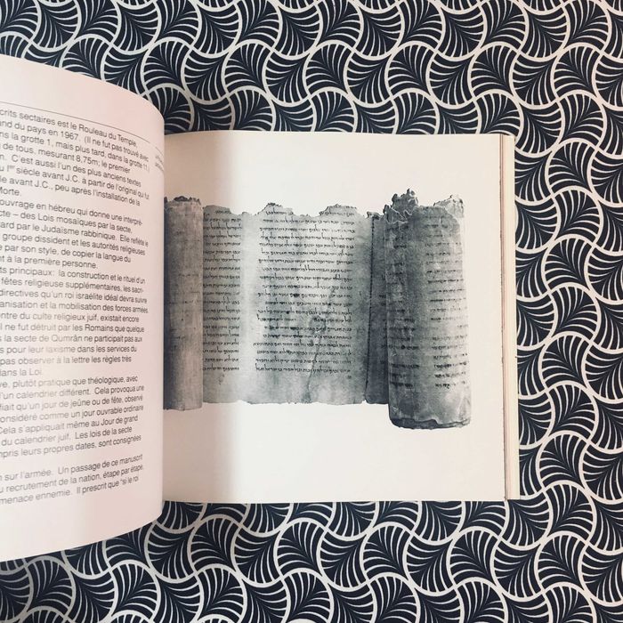 Les Rouleaux de la Mer Morte dans la Maison du Livre