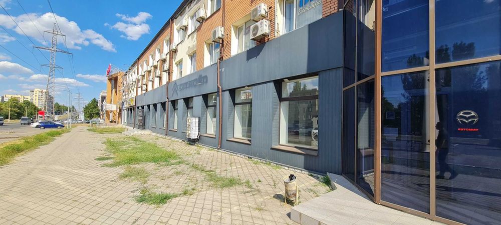 Продаж 790 кв.м. Фасадне приміщення та сто. вул. Космонавтів.