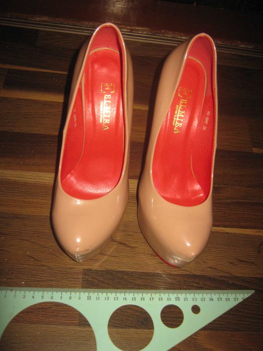 Стрипы,размер 38,в хорошем состоянии.Кожа.