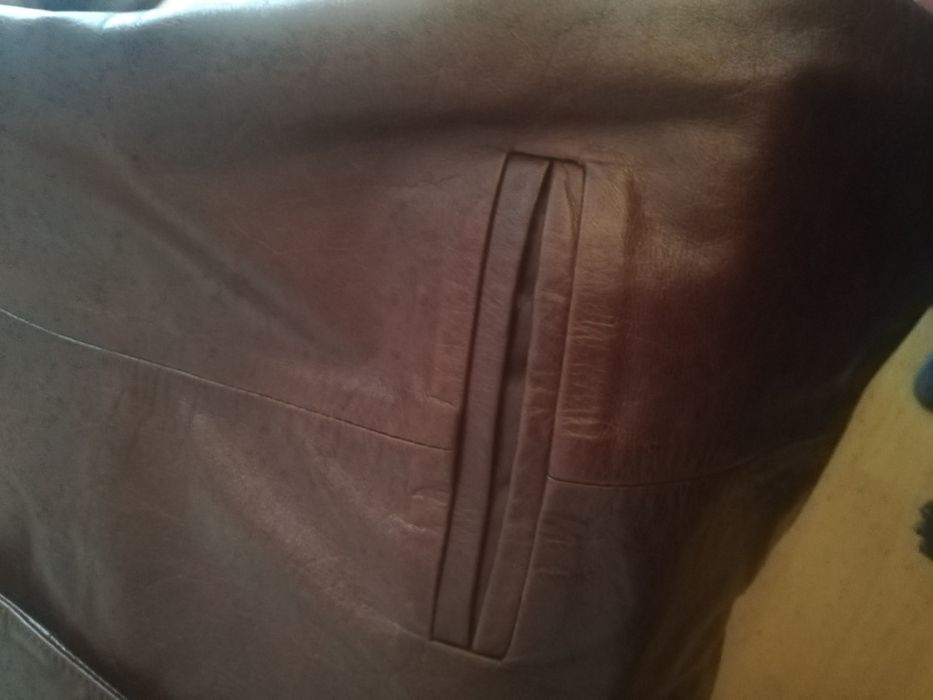 Casaco em pele genuina  de cor castanha. Pouco uso