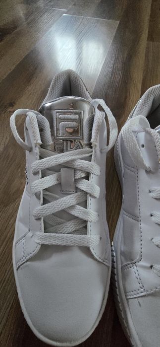 Białe sneakersy FILA na platformie
