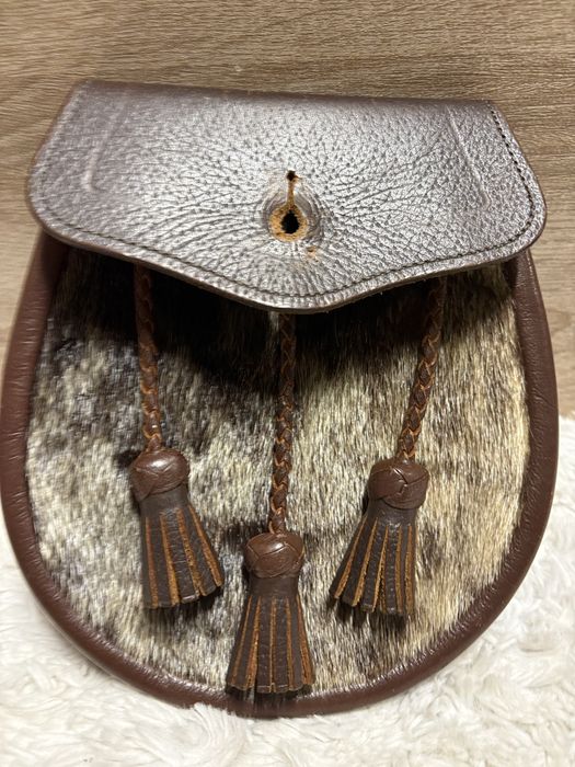 skórzany sporran z futrem, ozdobiony trzema skórzanymi frędzlami