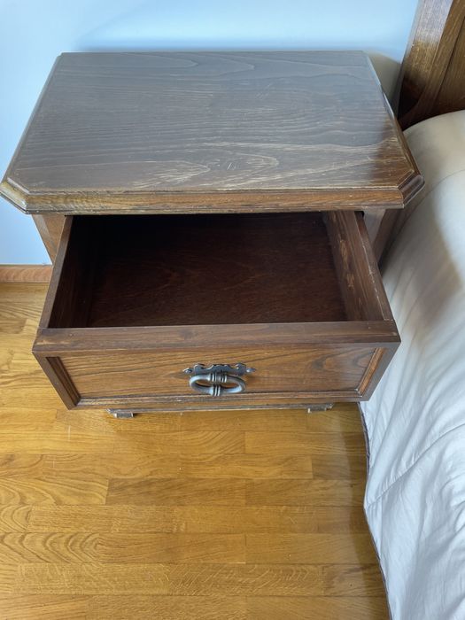 Cama casal (colchão) e mesinhas castanho