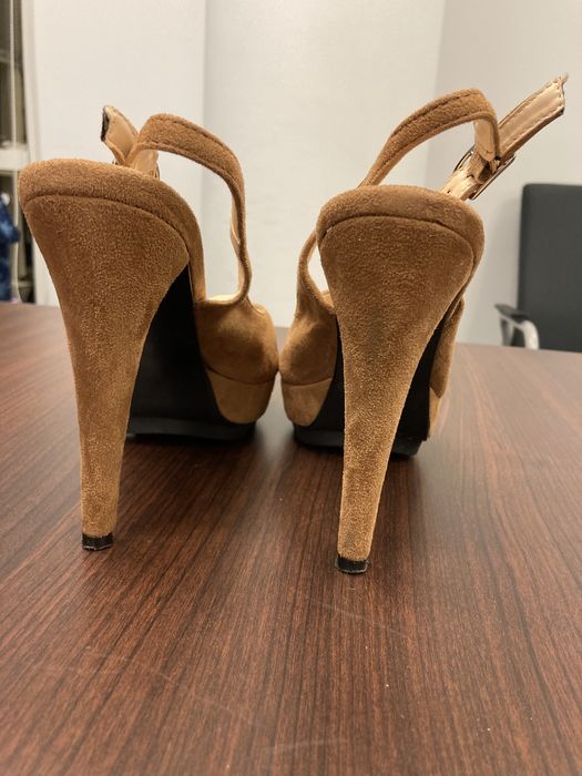 Wysokie sandałki na szpilce 39