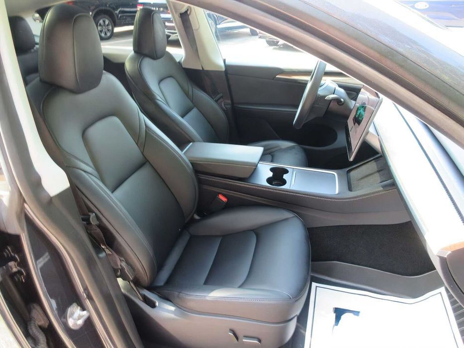 Tesla Model Y Long Range      2025