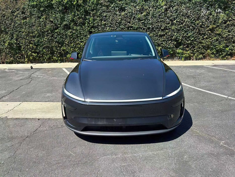 Tesla Model Y Premium      2026