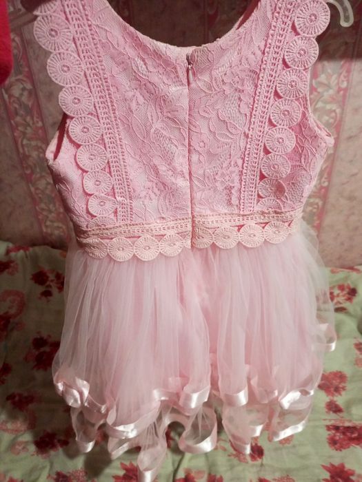 Продам сукні на дівчинку 4+