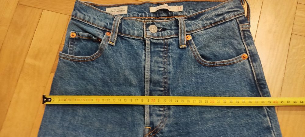 Levi's 26/27 ribcage straight