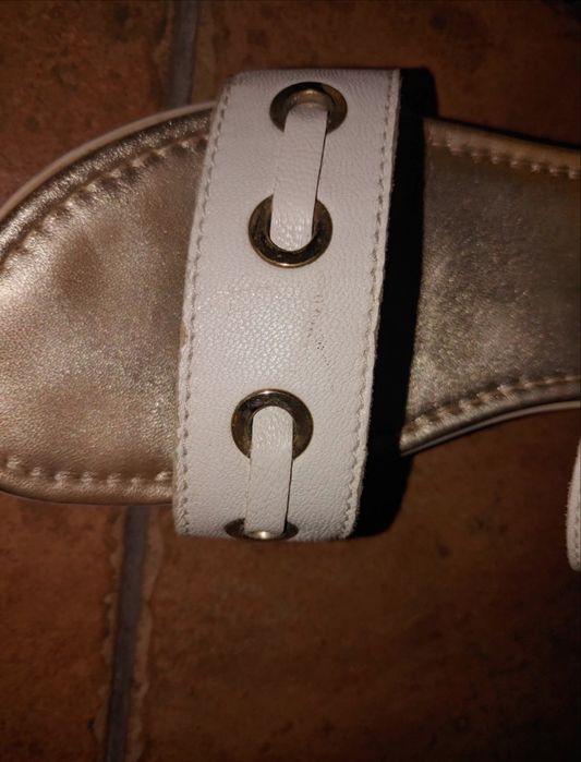 Sandały skórzane na małej koturnie