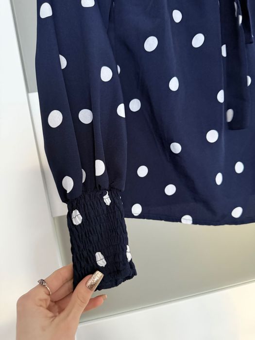 Granatowa bluzka koszulowa w białe groszki koszula elegancka w kropki