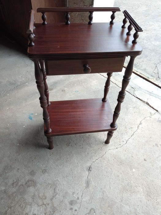 Mesa de cabeceira/ pequena mesa apoio