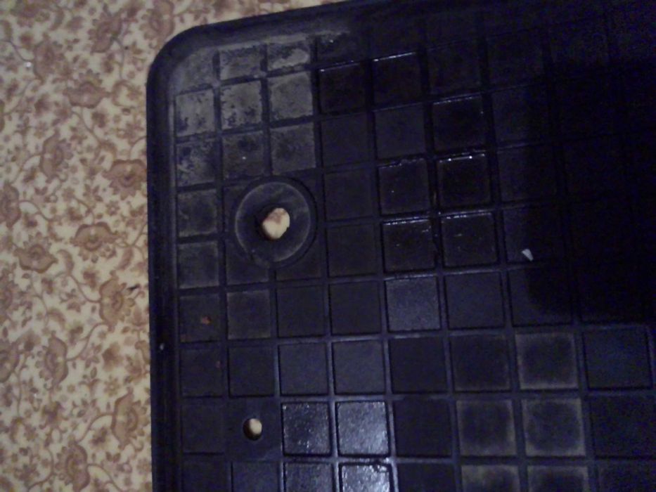 Чорний резиновий килимок