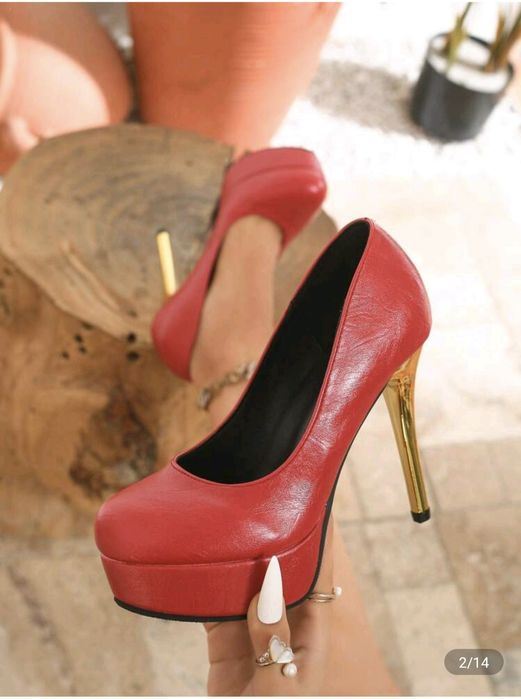 Salto alto agulha dourado