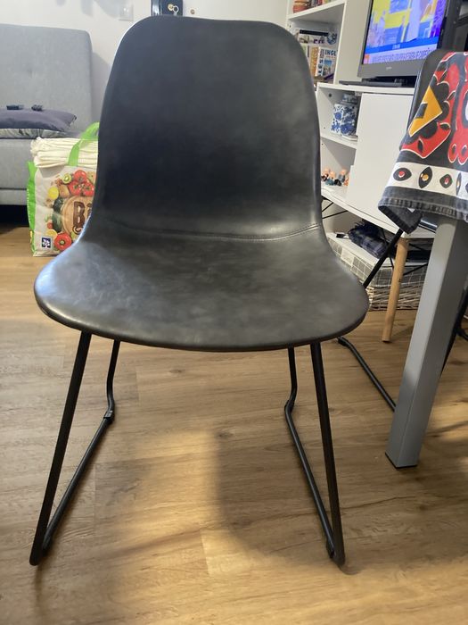 Cadeira de pele cinzenta