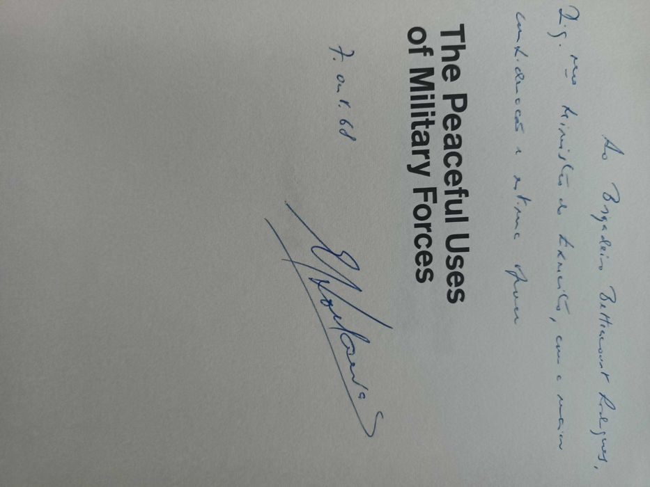 "The Peaceful Uses of Military Forces" por Hugh Hanning (1967)