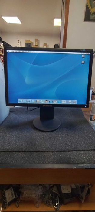 Cztery monitory komputerowe LG 19", IBM 17", Samsung 19", LG 19"