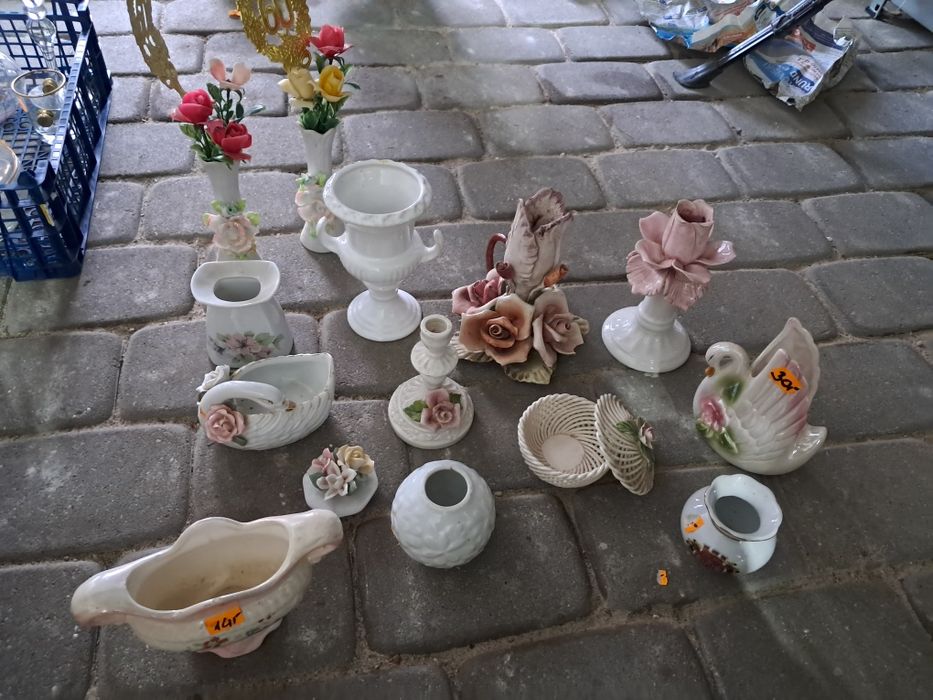 Porcelana, szkło, figurki, żyrandole, obrazy