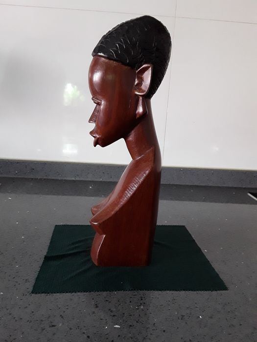 África figura em madeira