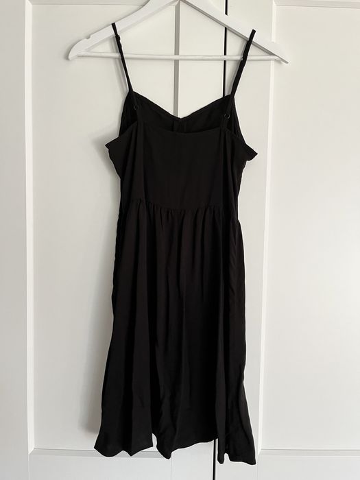 Krótka czarna sukienka na ramiączkach H&M XS
