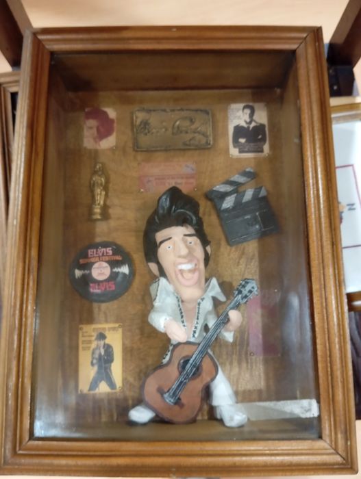Elvis Presley em imagens 3D, em figura numa moldura em caixa de madeira