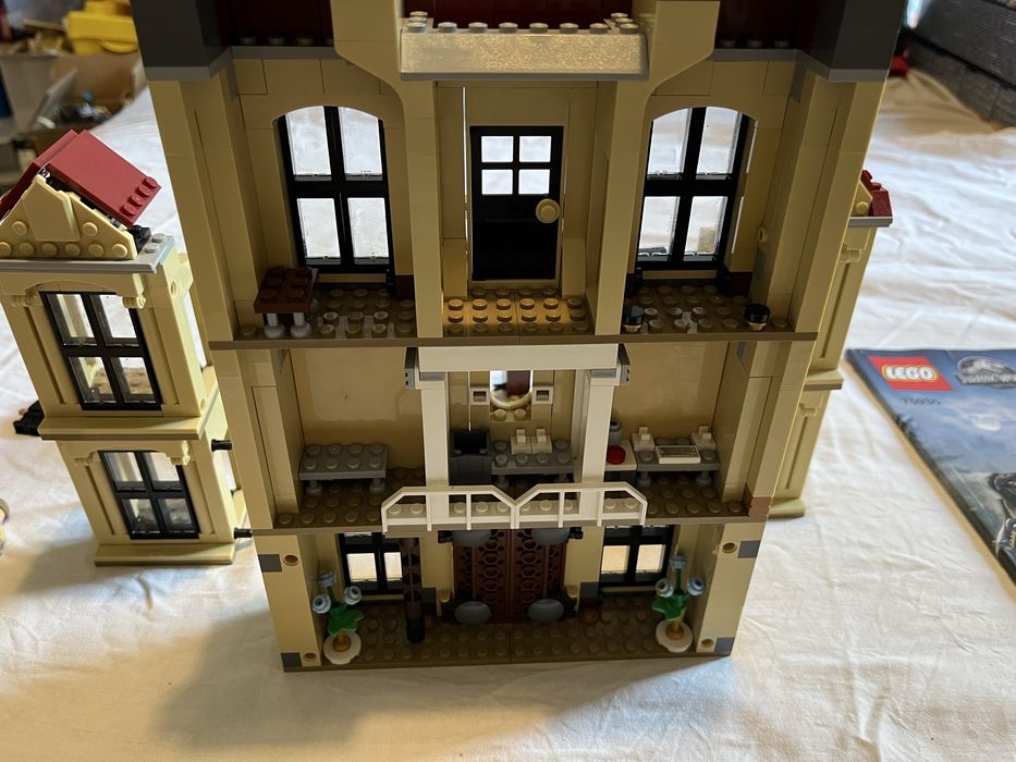 LEGO Jurassic World 75930 – Atak Indoraptora na posiadłość Lockwoodów