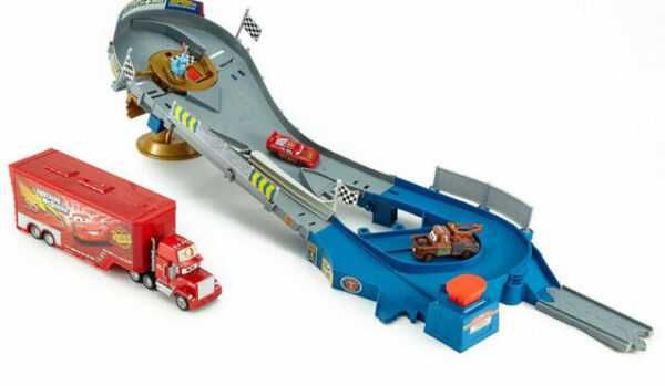 Игра - трек  детская, Piston Cup Speedway фирмы DISNEY США НОВАЯ