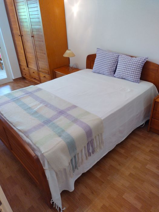 Cama de casal com estrado elétrico e colchão ortopédico.