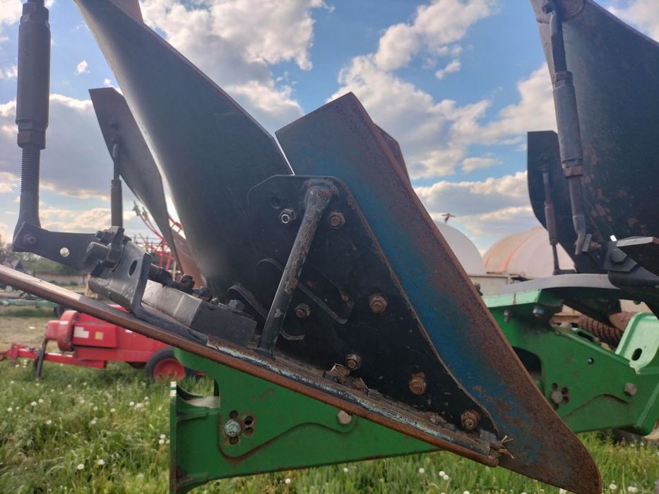 Продам плуг John Deere 3810