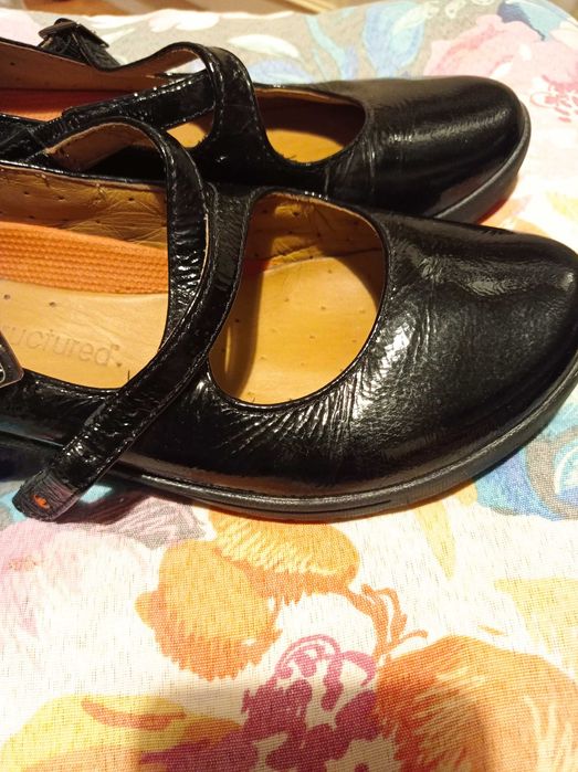 Idealne lakierki Clarks 38, wkł. 24,3.