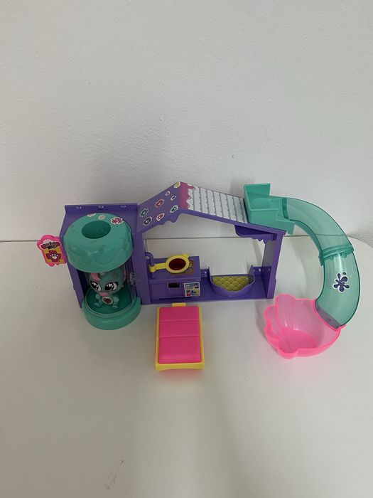 Casinha de bonecas com escorrega e piscina