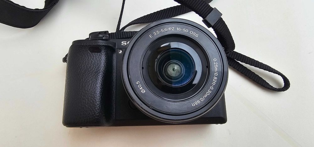Sony a6300 com lente 16-50mm + acessorios varios, sem marcas de uso