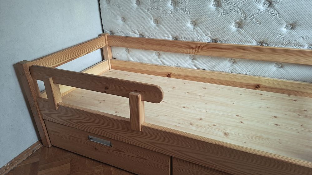 Продам два ліжка односпальних