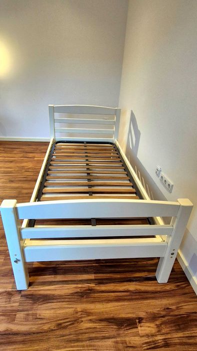 Cama solteiro em madeira maciça branco/creme