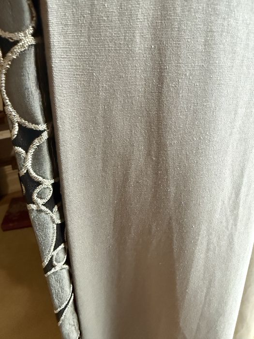 Cortinados e colcha de cama modernos