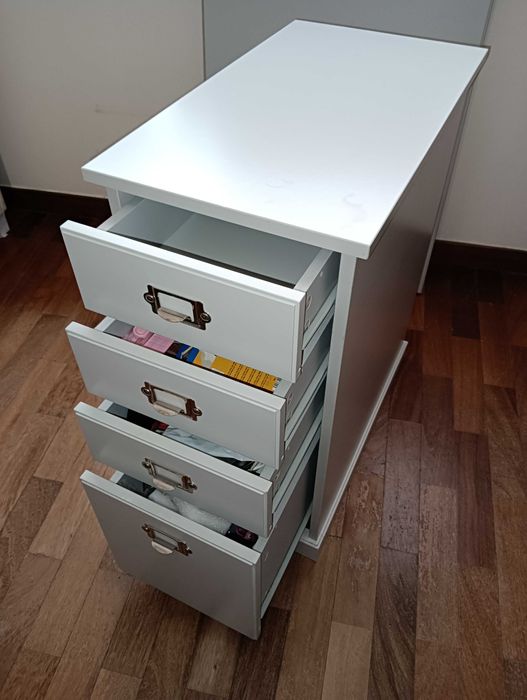 Secretária cinza claro VEBJÖRN – usada