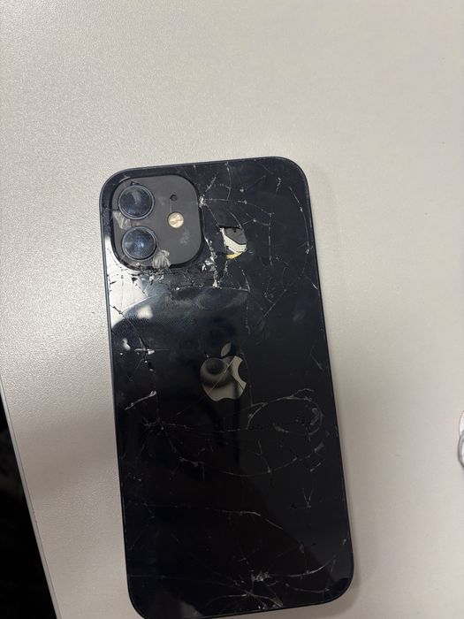 Iphone 12 zbity.