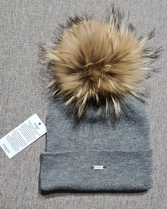 Czapka damska guess z pomponem z jenota naturalnego.