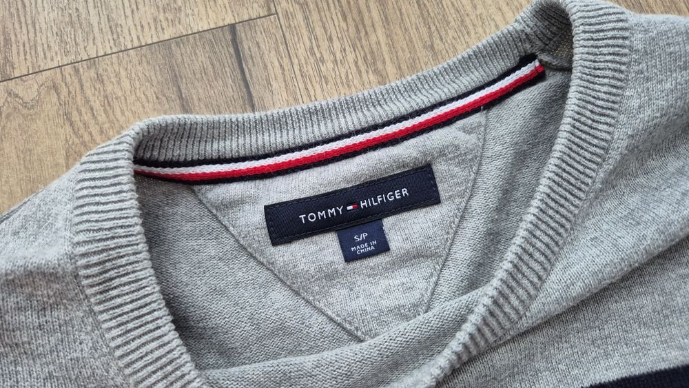 Sweter męski S Tommy Hilfiger 
Normalne ślady użytkowania I prania
