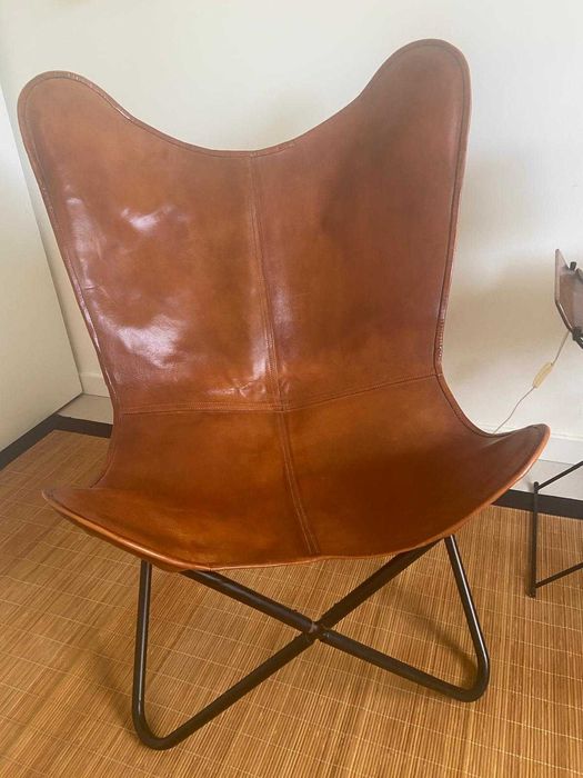 Duas Cadeiras Borboleta em Couro Genuíno - como novas