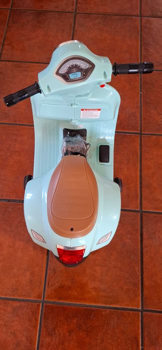 Mota Vespa infantil elétrica – excelente estado