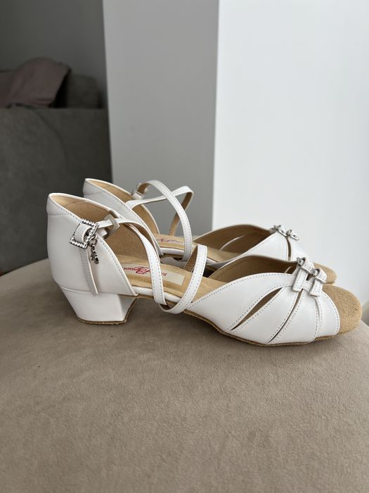 Нові шкіряні туфлі для бальних танців для дівчинки