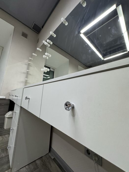 Дзеркало, визажний стіл, гримерна для макіяжу, дзеркало в салон краси